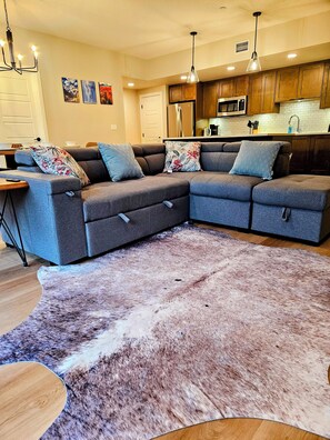 Smart TV, fireplace - Escape to the Canadian Rockies Retreat! Large Family Sized Condo near Canmore! (Dead man's flats)