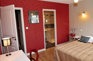 Chambre Double Supérieure, 1 grand lit, vue jardin