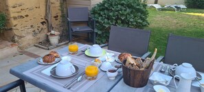 Desk, soundproofing, free WiFi