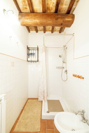 Shower, hair dryer, bidet, towels - Le Radici - La Cantina - Relax in Umbria, the heart of Italy (Umbertide)