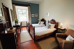 11 chambres, bureau, fer et planche à repasser, lit parapluie