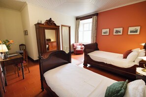 11 室のベッドルーム、デスク、アイロン / アイロン台、旅行用ベビーベッド