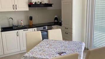 Apartment (Apartman Daniela - Two Bedroom Apartm) | Dining room