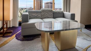 Nobu Luxury Room, 1 King, City View | Camas con pillow-top, caja de seguridad en la habitación y escritorio