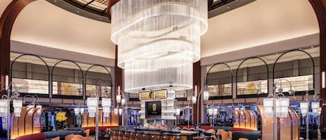5 bars/lounges