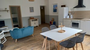 Dining - Quiet country cottage, close to the sea (Daubeuf-Serville)