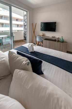 Tabla de planchar con plancha, wifi gratis y ropa de cama