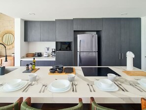 Frigorífico, microondas, horno y placa de cocina