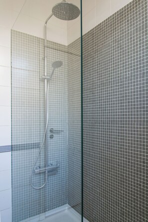 Dusche, Haartrockner, Handtücher, Seife