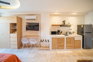 Frigorífico, microondas, placa de cocina y cafetera o tetera