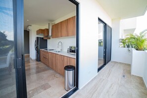 Kühlschrank, Mikrowelle, Toaster, Kochgeschirr/Geschirr/Besteck