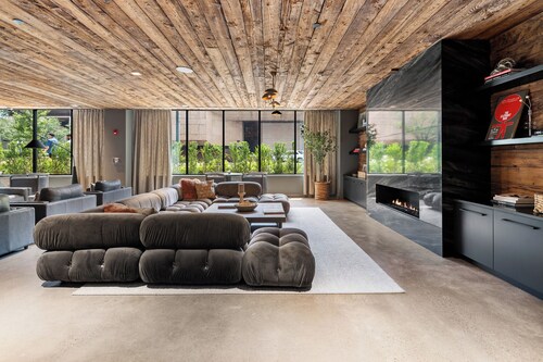 Stamford Grand Apartment + Cozy Den