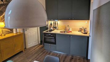 Wasserkocher mit Kaffee-/Teezubehör, Kühlschrank, Mikrowelle, Ofen