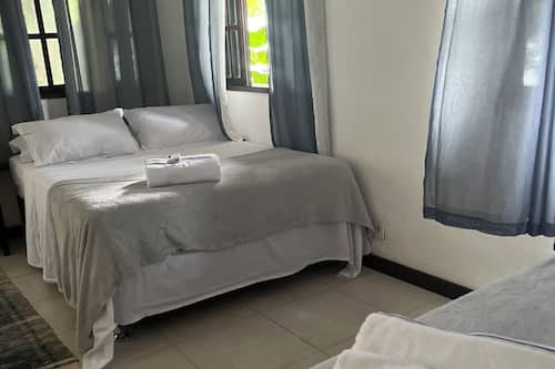 Estudio básico, vista al mar | Espacio para trabajar con laptop, wifi gratis y ropa de cama