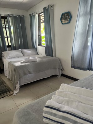 Estudio básico, vista al mar | Espacio para trabajar con laptop, wifi gratis y ropa de cama 