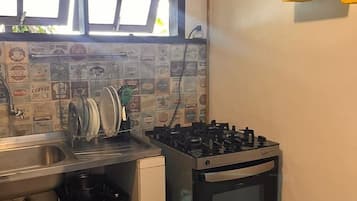 Estudio básico, vistas al mar | Cocina privada | Frigorífico pequeño, placa de cocina y utensilios de cocina