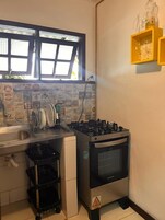 Estúdio básico, vista para o mar | Cozinha privada | Frigobar, cooktop, talheres/pratos/utensílios de cozinha