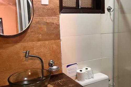 Estudio básico, vista al mar | Baño | Regadera, toallas, jabón, papel de baño