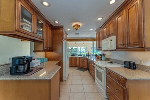 Køleskab, mikrobølgeovn, ovn, kogeplade