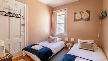 2 quartos, escrivaninha, ferros/tábuas de passar roupa