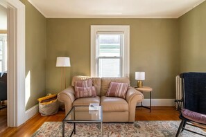 Smart TV, books, computer monitors - Stylish comfortable period feature 2 bed - Sun drenched - Free parking (Providence)