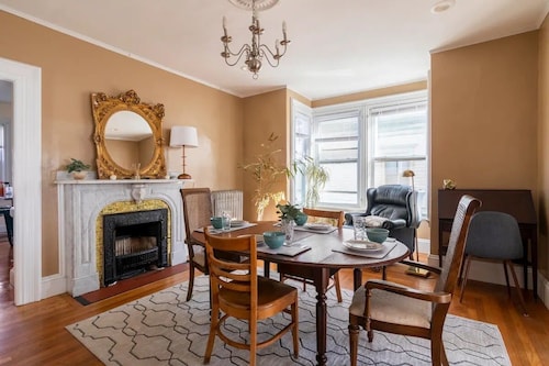 Stylish comfortable period feature 2 bed - Sun drenched - Free parking