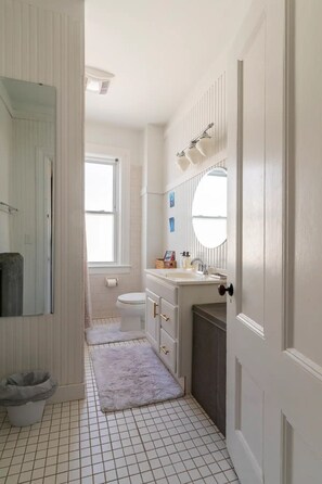 Sèche-cheveux, serviettes fournies, savon, shampoing