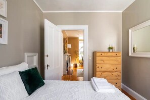 2 bedrooms, desk, iron/ironing board, free WiFi - Stylish comfortable period feature 2 bed - Sun drenched - Free parking (Providence)