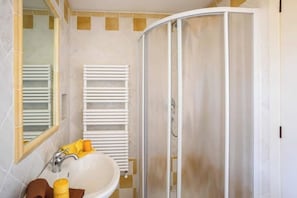 Shower, bidet - Agriturismo Sant' Elmira: Goditi la Vasca Idromassaggio Esterna (Montescudaio)