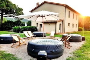 Outdoor spa tub - Agriturismo Sant' Elmira: Goditi la Vasca Idromassaggio Esterna (Montescudaio)