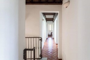 Interior - Agriturismo Sant' Elmira: Goditi la Vasca Idromassaggio Esterna (Montescudaio)