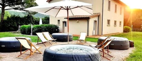 Outdoor spa tub