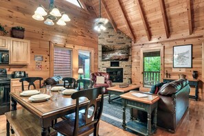 Interior - Jazzy`s Cajun Cabin/Hot Tub/ Community Pools (Sevierville)