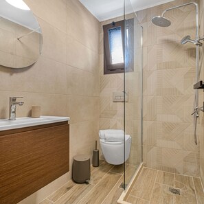 Dusj, hårføner og håndklær