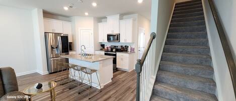 Réfrigérateur, micro-ondes, four, plaque de cuisson