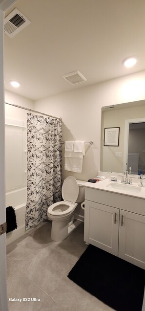 Dusj, hårføner, håndklær og såpe