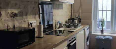 Réfrigérateur, four à micro-ondes, un four, surface de cuisson