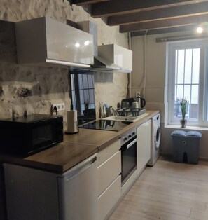 Frigorifero, microonde, forno, piano cottura