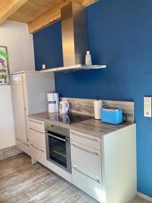 Oven, stovetop, dishwasher, coffee/tea maker - Ferienhaus Ambiente in Reil an der Mosel - Ferienwohnung Goldlay (Reil)