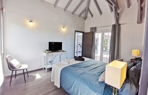 4 quartos, cofres nos quartos, ferros/tábuas de passar roupa