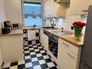 Kjøleskap, mikrobølgeovn, ovn og kokeplater