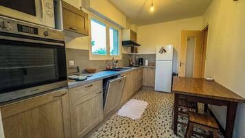 Een koelkast, een microgolfoven, een oven, een kookplaat