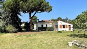 A house with a large tree in the front yard, a white exterior, and a red roof. - La marmotte - Holiday home - Les Mathes (Les Mathes)