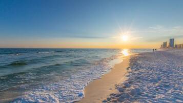 Camastros y toallas de playa