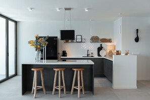 Fridge, microwave, oven, stovetop - Luxury apartment with spectacular view over the sea, Handelskade, historic city (Willemstad)