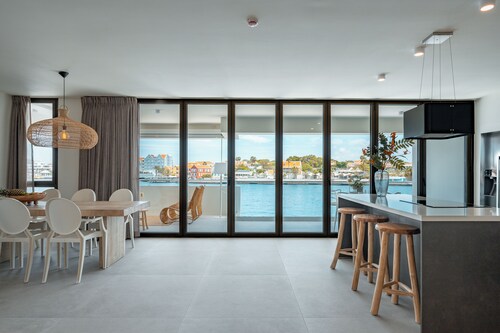 Luxury apartment with spectacular view over the sea, Handelskade, historic city