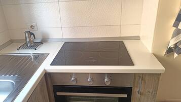 Réfrigérateur, micro-ondes, plaque de cuisson, bouilloire électrique