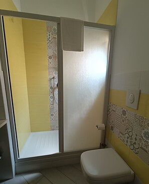 Shower, hair dryer, bidet, towels - In the Hospital Zone of Naples. (Napoli)