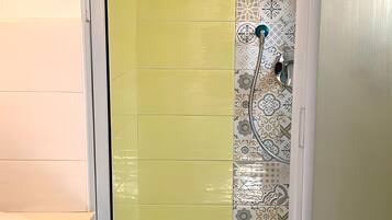 Douche, sĂšche-cheveux, bidet, serviettes fournies