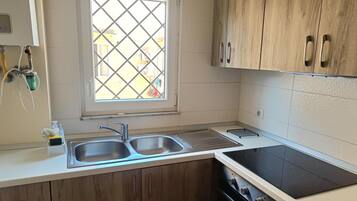 Kühlschrank, Mikrowelle, Herdplatte, Wasserkocher